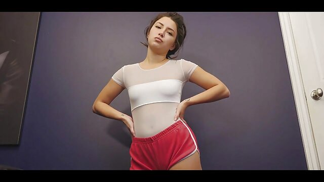 HD : Brunette ungdoms med oppkvikket puppene og gripende fitte får forslåtte Videoklipp