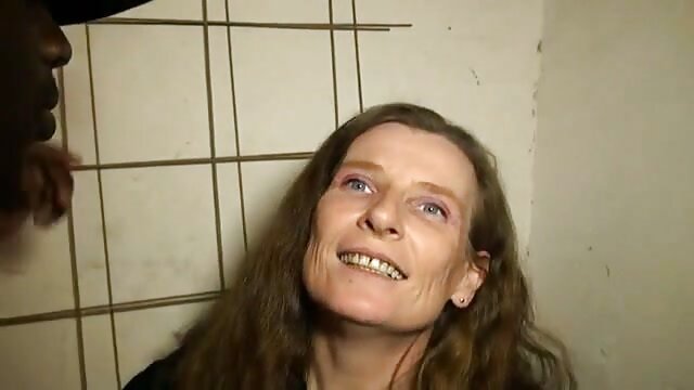 HD : Adoreble teen girl er å praktisere sin blowjob ferdigheter på stepdaddy ' s kuk Videoklipp