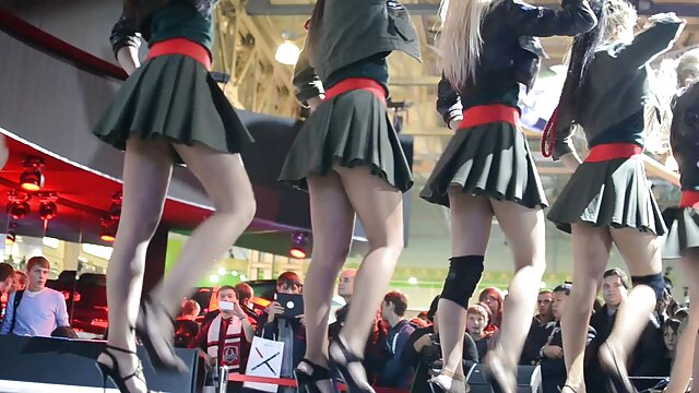 HD :  Brunette og venn med rødt hår prøve lesbisk sex utendørs Videoklipp 