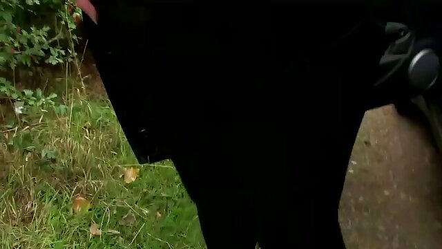 HD : Hippie jente i floral krans bringer merkelig mann til lysthus for sex Videoklipp