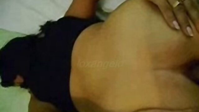 HD :  Ungdoms buddy tilfredsstiller busty modne i romslig stue Videoklipp 