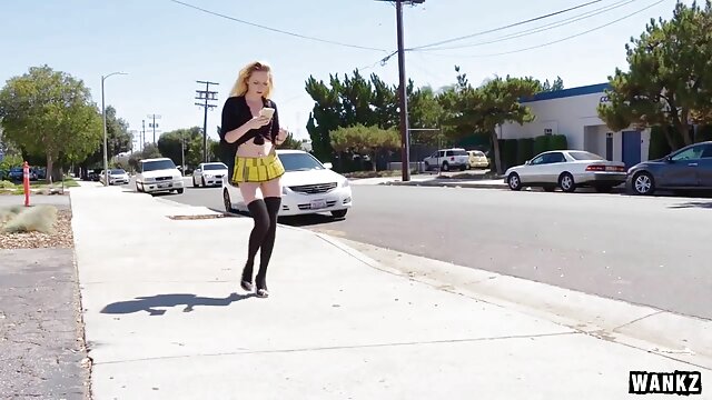 HD :  Blond jente med små pupper Kaylee Juvel riding en stor pecker Videoklipp 