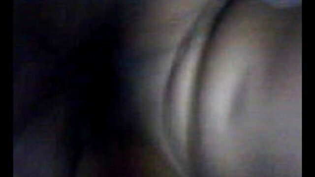 HD :  To brunette hotties bli fengslet i en spennende trekant Videoklipp 