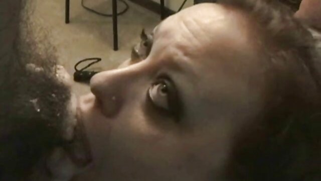 HD :  Rocco Siffredi har et tykt stykke kuk for denne unge nykommeren Videoklipp 